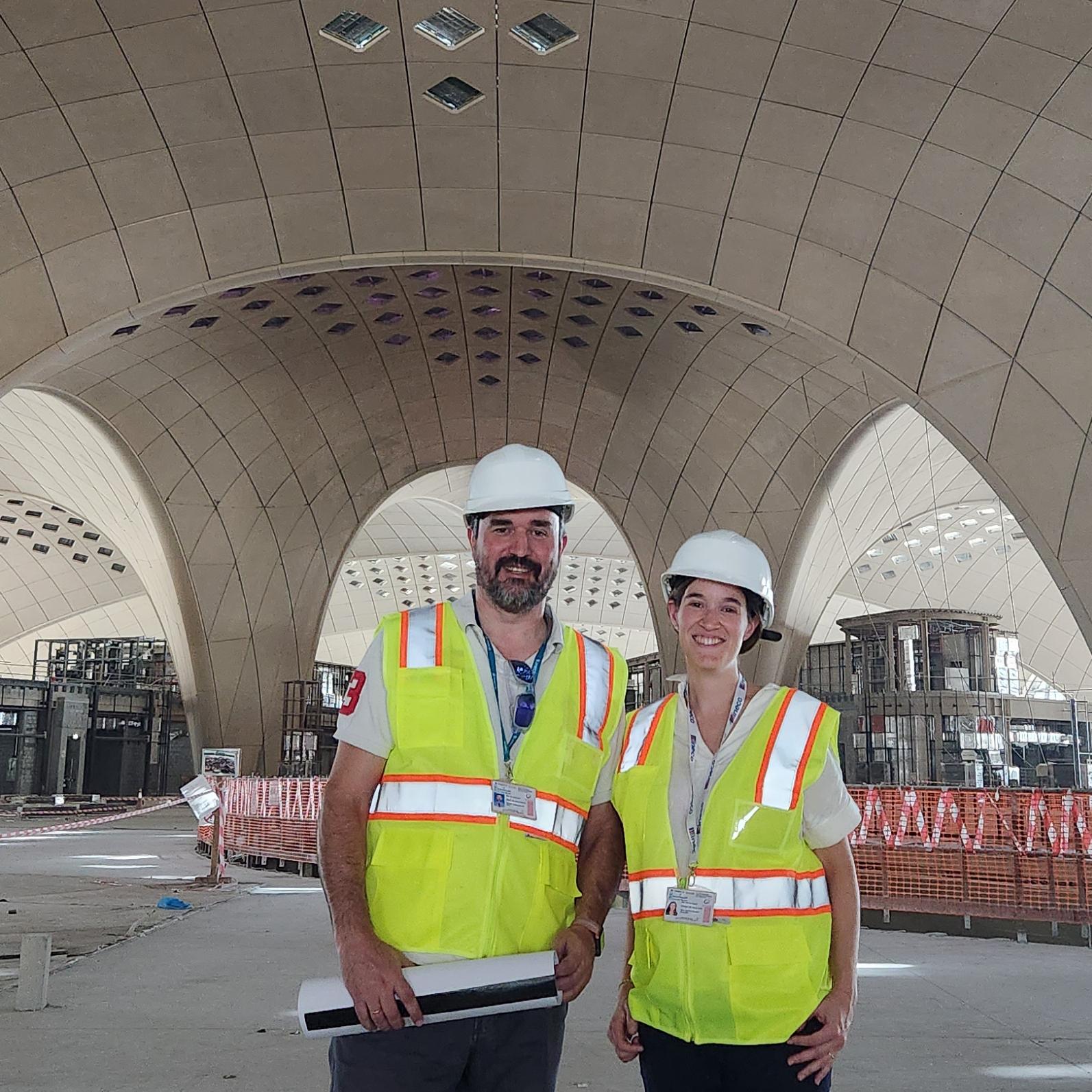 Patricia del Valle y Jesús Bravo son dos profesionales de Ineco que se han sumado a nuestro equipo en Kuwait para llevar a cabo el ORAT del aeropuerto internacional del país.